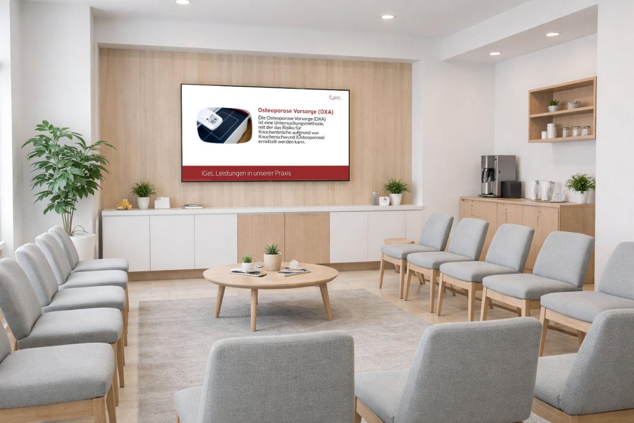 Helles Wartezimmer mit Sitzbereich und Bildschirm